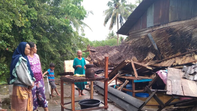 Foto : Rumah warga yang rusak akibat angin kencang yang terjadi bersamaan dengan hujan deras pada Rabu dini hari (31/3) pukul 02.00 WIB di Kabupaten Tapanuli Tengah, Provinsi Sumatera Utara. (BPBD Kabupaten Tapanuli Tengah)