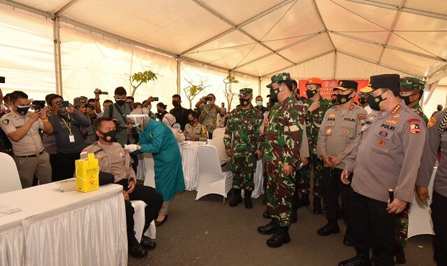 Kapolri dan Panglima TNI Tinjau Langsung Vaksinasi 1000 Prajurit TNI-Polri di Polda Kepri