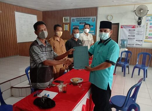 Agus Basri resmi mendaftarkan diri Ke panitia pemilihan kepala kampung (Pilkakam) setempat hari ini di kantor Panitia, Selasa (23/03).