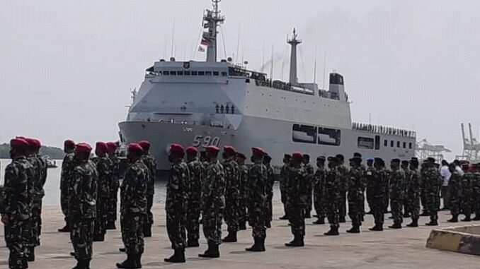 BERLAYAR dengan KRI Makassar selama empat hari dari Pelabuhan Semarang, 1200 Taruna Akpol dan Akmil tiba di Pelabuhan Belawan, Senin (05/04/2021)