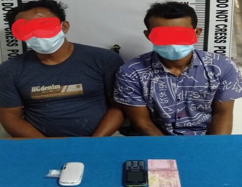 Kedua tersangka bersama barang bukti dibawa ke kantor Sat Narkoba Polres Pematangsiantar. (RED/KTN)