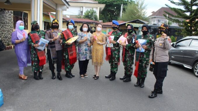 Hari Kartini. Ketua Bhayangkari Cabang Pematangsiantar bersama Polwan dan Kowad TNI Berbagi Kasih