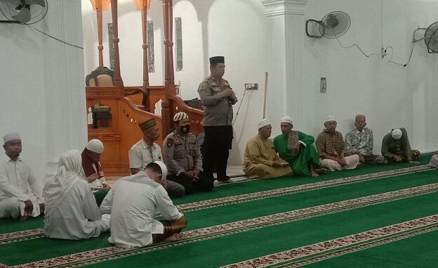 Kapolres Batu Bara AKBP Ikhwan Lubis, SH. MH dini hari Ceramah Subuh di Mesjid Al Mukhlisin