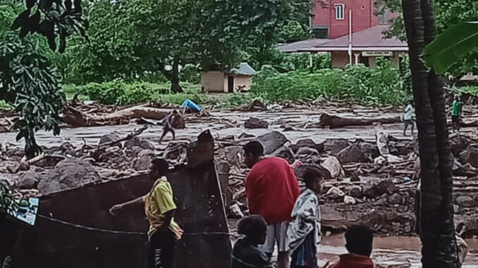 Foto : BPBD Kabupaten Flores Timur (Flotim) menginformasikan 27 warga masih diperkirakan hilang akibat banjir bandang yang terjadi pada Minggu (4/4) dini hari tadi. (BPBD Kabupaten Flores Timur)