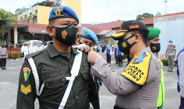 KAPOLRES Pematangsiantar AKBP Boy Sutan Binanga Siregar SIK Pimpin Apel Gelar Pasukan Operasi Mandiri Kewilayahan Keselamatan Toba (OKT) 2021 di Lapangan Upacara Polres Pematangsiantar, Senin (12/04/2021)