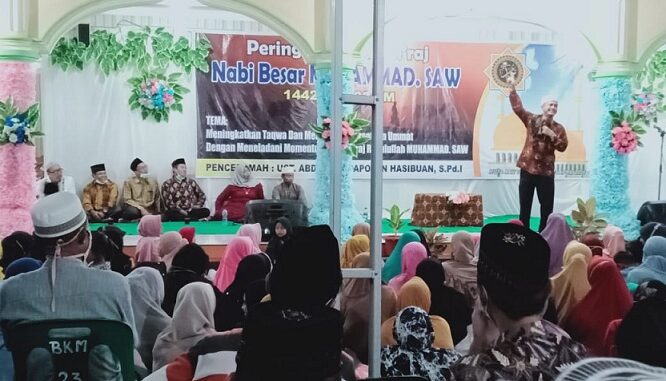 Acara peringatan Isra Isra' Mi'raj Nabi Muhammad SAW yang digelar di Masjid besar Al-Iklas Nagori Bahtobu di Huta 1 Nagori Bahtobu, Kecamatan Dolok Batu Nanggar, Kabupaten Simalungun, Sabtu (03/04/2021), sekira pukul 20.00 wib