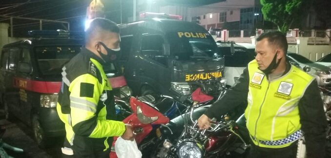 Polres Tapanuli Utara kembali menggelar razia khusus sepeda motor pengguna knalpot blong Sabtu malam (17/04/2021) hingga Minggu dini hari,