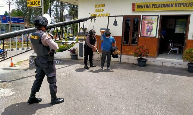 Ket Poto; pihak kepolisian tetap menjaga portal dan memeriksa setiap orang yang berkunjung yang memerlukan suatu keperluan di kantor polres Karo, foto; terkelinbukit.