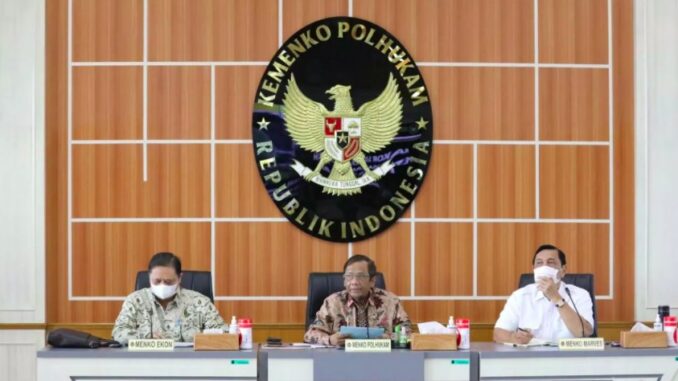 Menko Polhukam Mahfud MD, Menko Marinves Luhut Binsar Pandjaitan, dan Menko Perekonomian Airlangga Hartarto memberikan keterangan pers usai rapat Satgas Penanganan Hak Tagih Negara Dana BLBI, di Kantor Kemenko Polhukam, Jakarta, Kamis (15/4/2021). (Foto: Humas Kemenko Polhukam)