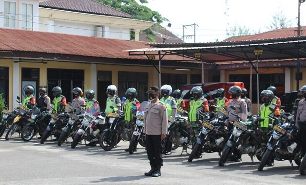 KAPOLRES Pematangsiantar AKBP Boy Sutan Binanga Siregar SIK, pimpin Apel Gabungan gelar Patroli Skala Besar di Lapangan Apel Polres Pematangsiantar, Kamis (29/04/2021