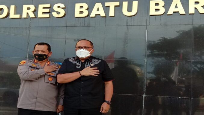 Kiri : Kapolres Batu Bara AKBP Ikhwan Lubis, SH. MH , Kanan : Komisi II DPR RI yang di wakili Dr. Junimart Girsang, SH. M.B.A, MH.