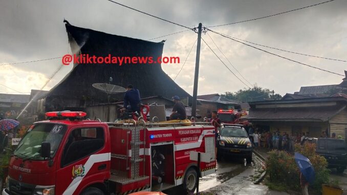 Rumah adat yang terbakar saat di siram pihak damkar di desa dokan , foto (ist) terkelinbukit.