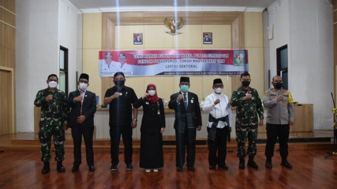 Kapolres Simalungun AKBP Agus Waluyo SIK menghadiri Temu Ramah Bupati dan Wakil Bupati Simalungun dengan Forkopimda, Tokoh Masyarakat dan Lintas Sektoral di Balei Balei Harungguan Djabanten Damanik Kantor Bupati Simalungun kecamatan Pematang Raya Kabupaten Simalungun, Selasa (27/4/2021)