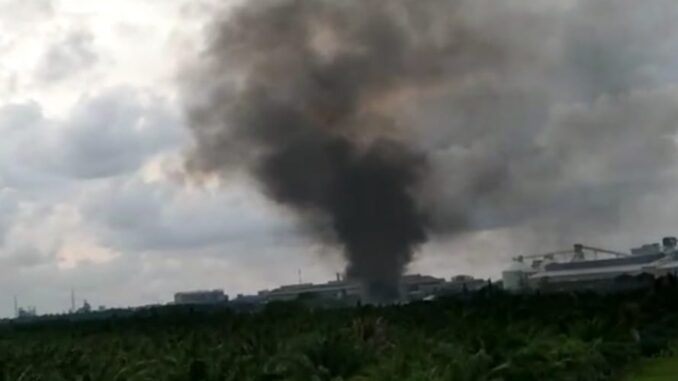 Kepulan asap pekat tebal dan tinggi, sehingga menjadi pemandangan diatas langit. Adanya asap tebal dan tinggi, yang diduga berasal dari PT Inalum sedang membakar sampah, jumat (23/4/2021).