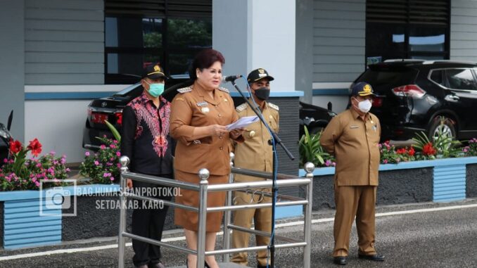 Ket foto; Bupati Karo,Cory S Sebayang saat apel pertama di halaman kantor Bupati Karo kabanjahe. Foto, terkelin bukit.