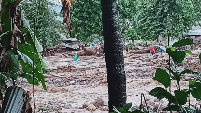 Foto : Bencana banjir bandang dan tanah longsor yang terjadi di Nusa Tenggara Timur (NTT), Minggu (4/5). (BPBD Kabupaten Flores Timur))