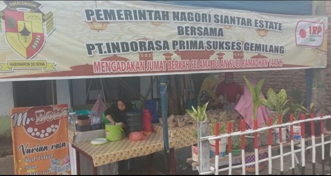 PT INDORASAPRIMA SUKSES GEMILANG (PT.IRP) berbagi takjil gratis Berkah Jum’at Ramadhan Acara ini diadakan di depan kantor Pangulu Siantar Estate kabupaten Simalungun Jum’at (23/4)