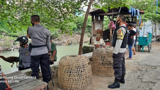 Kepolisian Sektor Sumbawa Polres Sumbawa Polda NTB berhasil membubarkan praktek judi sambung ayam di wilayah kelurahan Brang Bara Kecamatan Sumbawa, Minggu (04/04/21) Pukul 14.00 Wita.