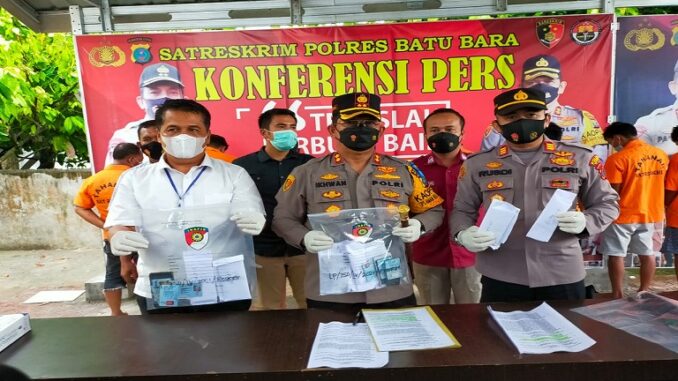 Kapolres Batu Bara AKBP Ikhwan Lubis didampingi Kasat Reskrim AKP Fery Kusnadi menggelar press release kasus penyelundupan 31 calon TKI Selasa (27/4/2021).