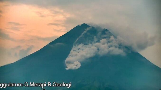 Foto : Pantauan aktivitas vulkanik Gunung Merapi di perbatasan Provinsi Jawa Tengah dan Daerah Istimewa Yogyakarta masih terus terjadi hingga hari ini, Jumat (9/4). (BPPTKG)