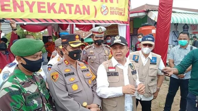 Kapolres Batu Bara, AKBP Ikhwan Lubis, SH. MH didampingi Bupati Batu Bara saat meninjau Pos Check Point (Penyekatan) di Kecamatan Laut Tador berbatasan dengan Kabupaten Serdang Bedagai, Sumatera Utara, Sabtu (8/5/2021).