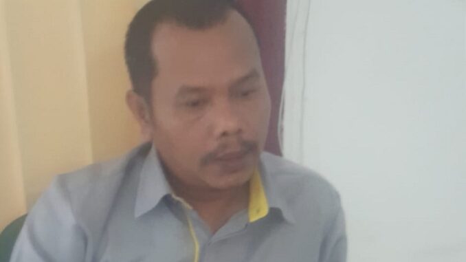 Ket foto ; Kepala Cabang Kantor BPJS Ketenaga  Kerjaan Kabupaten Karo, Pakpak Barat dan Dairi , Redy Paska Sinulingga saat di konfirmasi di kantor BPJS kabanjahe foto terkelinbukit.