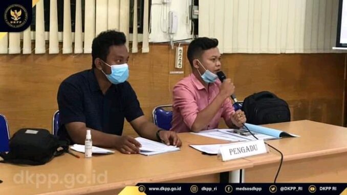 Ket. Foto : Dedi Wibowo Damanik Pengadu I (kanan), Nico Nathanael Sinaga Pengadu II (kiri)/dkpp.go.id