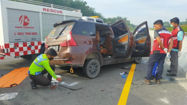 Petugas Satlantas Polres Bengkalis melakukan olah TKP. (photo Goriau.com)