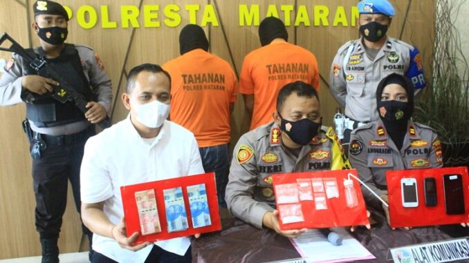 Kapolresta Mataram, Kombes Pol Heri Wahyudi, SIK didampingi Kasat Resnarkoba Polresta Mataram Akp I Made Yogi Purusa Utama, SE, SIK dan Kasubag Humas Polresta Mataram, Iptu Erny Anggraeni, SH Rabu (05/05/2021).