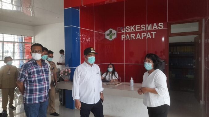 Bupati Kabupaten Simalungun, Radiapoh Hasiholan Sinaga (RHS) didampingi Ketua DPRD Simalungun, Timbul Jaya Sibarani, blusukan ke RSUD dan Puskesmas Parapat, Selasa (04/05/2021).