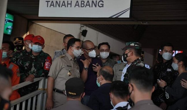 Gubernur Provinsi DKI Jakarta, Anies Baswedan bersama Kapolda dan Pangdam Jaya serta jajarannya didampingi oleh Direktur Utama Perumda Pembangunan Sarana Jaya Agus Himawan dan Direktur Utama Pasar Jaya Arief Nasrudin melakukan peninjauan langsung proses pelaksanaan Protokol Kesehatan (Prokes)