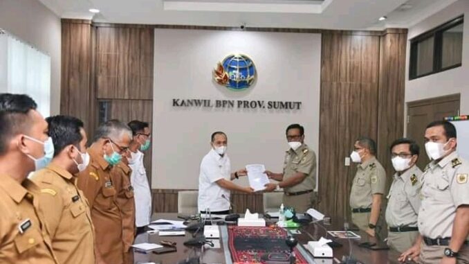 Bupati Ir. H. Zahir, M.Ap didampingi Sekdakab Sakti Alam, Asisten I Russian Heri, Kadis PUPR serta Plt. Kadis Koperasi dan UMKM melakukan Audiensi dengan Kepala Kantor Wilayah BPN Provsu di Medan,