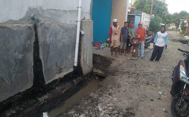 Masyakat keluarahan Tiuh Balak Pasar perbaiki jalan rusak secara Swadaya